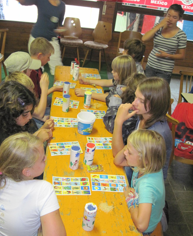 Bild: Kinder spielen Bingo