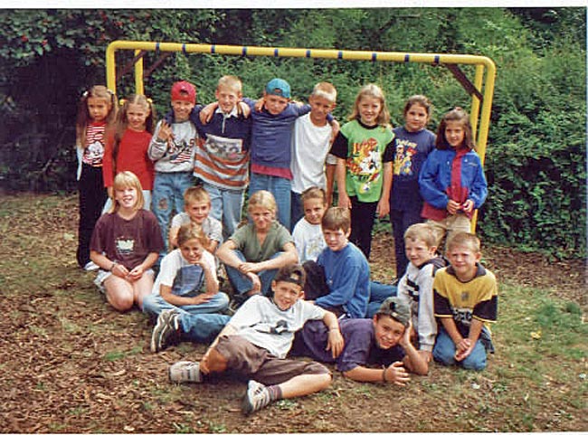 Bild: Klettergerüst mit Kindergruppe