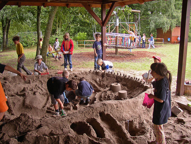 Bild: Kinder bauen eine Sandburg