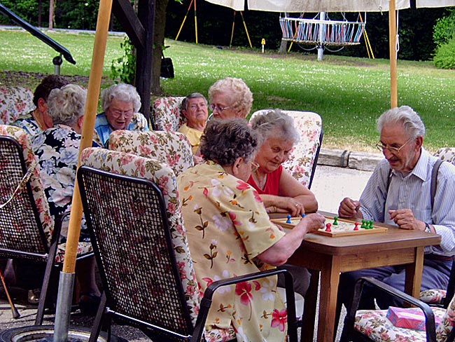 Bild: Senioren beim spielen